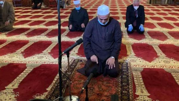 أقدس الأماكن الإسلامية بلا مصلين مع بدء رمضان