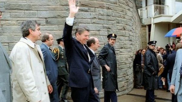 رونالد ريغان فلا لحظات من اطلاق النار عليه