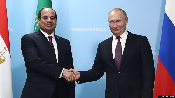الرئيسان الروسي فلاديمير بوتين (يمين) والمصري عبد الفتاح السيسي