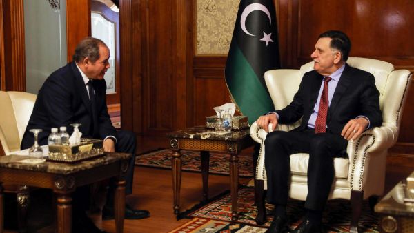 وزير الخارجية الجزائري يلتقي السراج في طرابلس