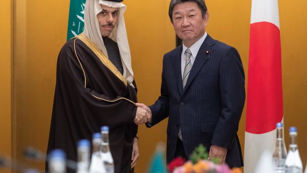 وزير الخارجية السعودي فيصل بن فرحان آل سعود يصافح وزير الخارجية الياباني توشيميتسو موتيجي في ناجويا باليابان 