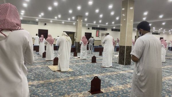 المصلون يعودون الى مساجد السعودية في ظل قواعد صارمة
