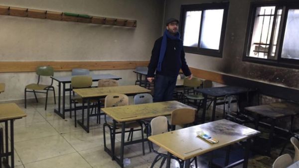 مستوطنون يضرمون النار في مدرسة ويتوعدون بهدم المنازل في نابلس