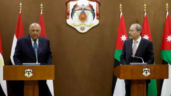 وزيرا خارجية الاردن ايمن الصفدي (يمين) ومصر سامح شكري 