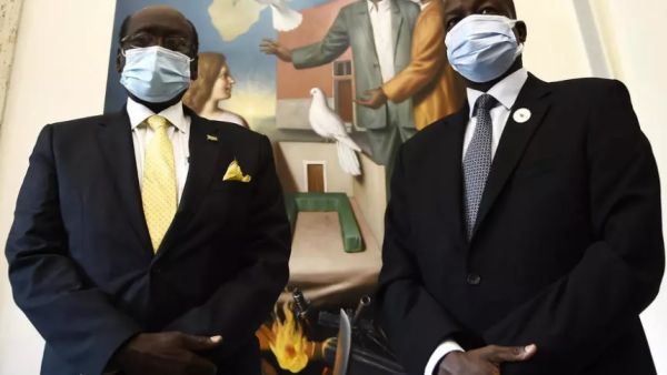 ممثل رئاسة جنوب السودان ماريال بنيامين (يسار) مع توماس سيريلو سواكا عضو تحالف معارضة جنوب السودان في نهاية لقاء في مقر جمعية سانت إيغيديو في روما