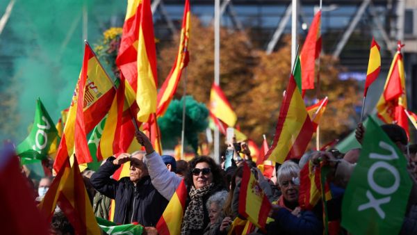 انصار اليمين المتطرف يتظاهرون في مدريد للمطالبة باستقالة الحكومة