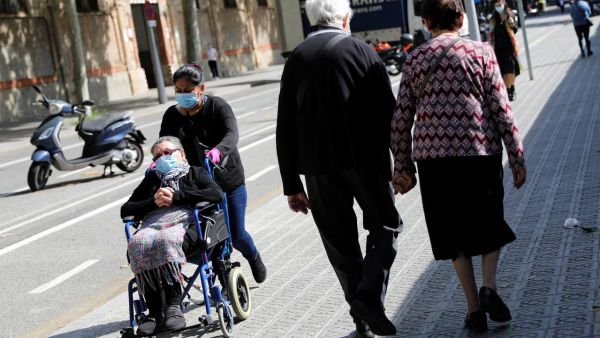 الاسبان يعودون الى الشارع بعد 48 يوما من العزل