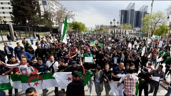 ردد الطلبة هتافات رافضة لأي حوار مع رموز نظام بوتفليقة