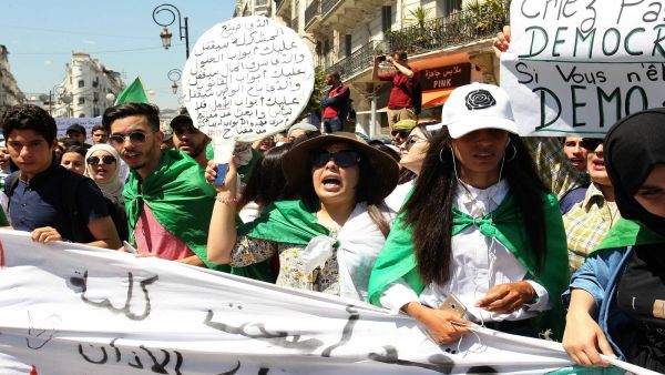 تظاهر نحو ألفي طالب بالعاصمة الجزائرية الثلاثاء رفضا لإجراء الانتخابات الرئاسية