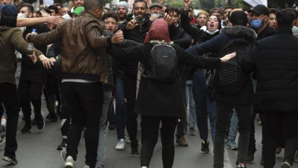 يتقدمها الطلاب.. تظاهرات حاشدة في الجزائر رغم منع المسيرات