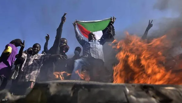 غاز وجرحى في تظاهرات السودان والسلطات تقطع الاتصالات عن البلاد