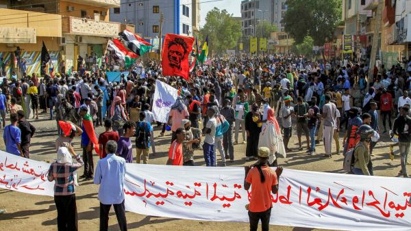 تظاهرات حاشدة تطالب بإسقاط "الاتفاق الاطاري" في السودان