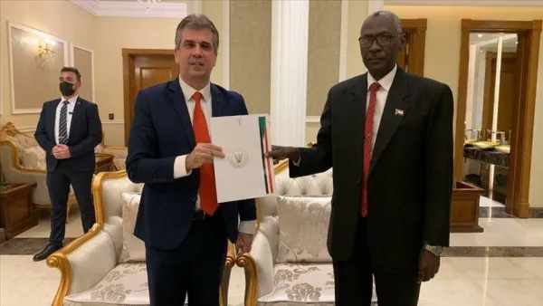 وزير المخابرات الإسرائيلي إيلي كوهين (يسار) ووزير الدفاع السوداني ياسين ابراهيم خلال لقاء جمعهما في الخرطوم مساء الاثنين