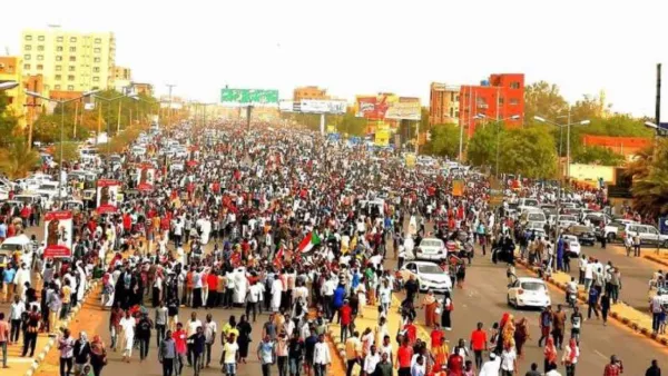 سودانيون يتظاهرون احتجاجا على تأخر نتائج التحقيق بفض اعتصام الخرطوم