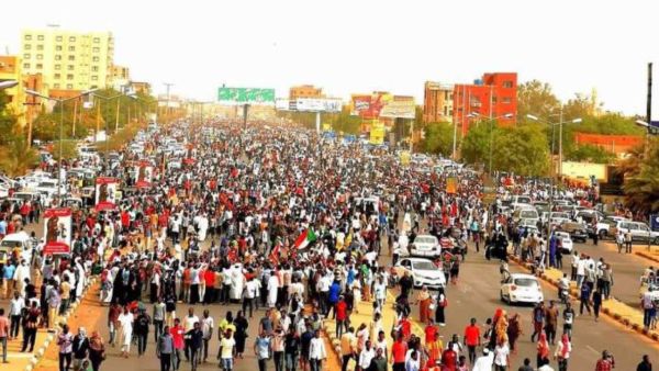 سودانيون يتظاهرون احتجاجا على تأخر نتائج التحقيق بفض اعتصام الخرطوم