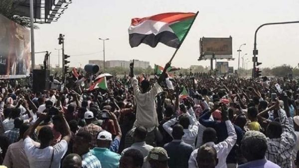 سودانيون يتظاهرون لمطالبة الجيش بالاستيلاء على السلطة