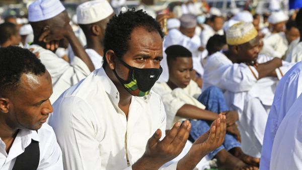 المئات يخرقون الحظر في الخرطوم لأداء صلاة العيد