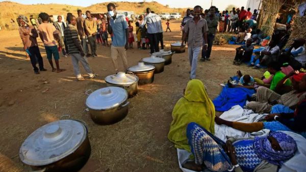 لاجئون اثيوبيون هربوا من النزاع في تيغراي، ينتظرون الحصول على الطعام في مخيم بولاية القضارف السودانية.