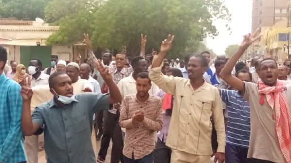 سودانيون يتظاهرون رفضا لإيفاد بعثة أممية الى بلادهم