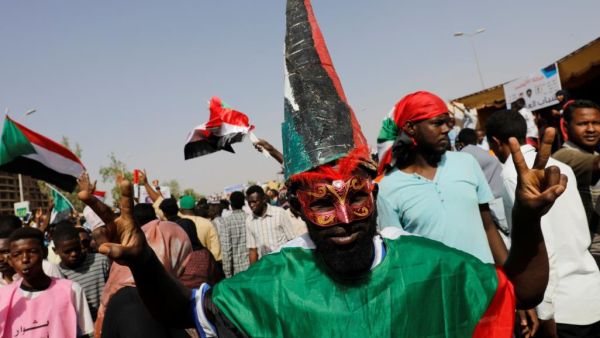 متظاهرون أمام مقر قيادة الجيش في الخرطوم
