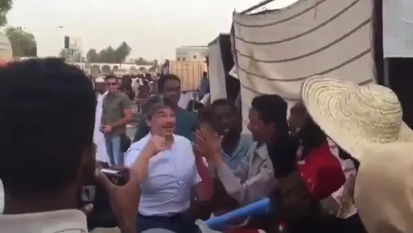 السفير الايطالي بين المحتجين المعتصمين امام وزارة الدفاع السودانية