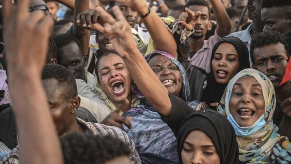 يعتصم آلاف السودانيين، منذ 6 أبريل/ نيسان الماضي، أمام مقر قيادة الجيش للضغط على المجلس لتسليم السلطة للمدنيين 