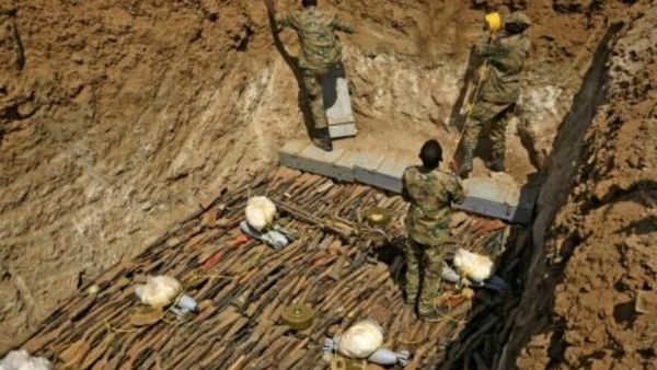 أفراد من الجيش السوداني يتلفون أسلحة جمعت من السكان في قاعدة حجر العسل بولاية النيل شمال العاصمة الخرطوم