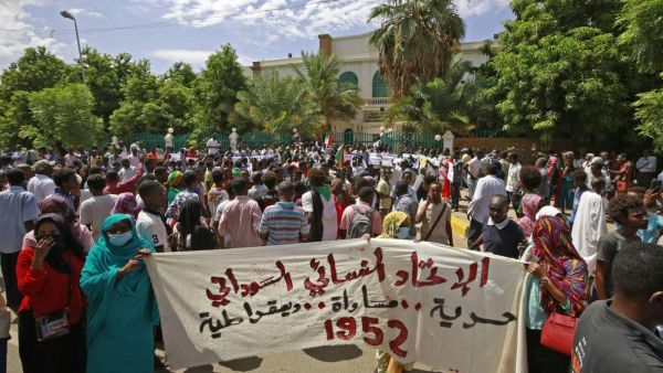 في ذكرى اتفاق المرحلة الانتقالية.. سودانيون يتظاهرون للمطالبة ب"العدالة"