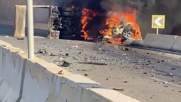 السيارة التي كانت تقودها الفتاة انفجرت واندلعت فيها النيران بعد الاصدام بالشاحنة