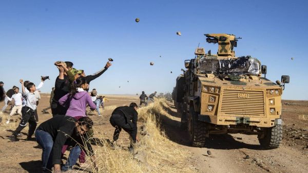 متظاهرون أكراد يرجمون دورية روسية تركية في شمال سوريا