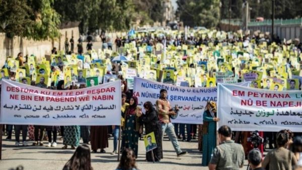 أكراد سوريا يتظاهرون للتنديد بإقصائهم عن اللجنة الدستورية