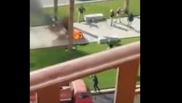 رجل يشعل النار في نفسه بميدان التحرير في القاهرة