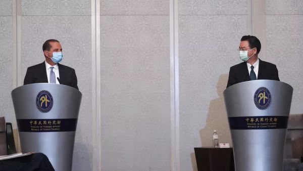 وزير الصحة الأميركي أليكس عازار إلى جانب وزير خارجية تايوان جوزيف وو في تايبيه