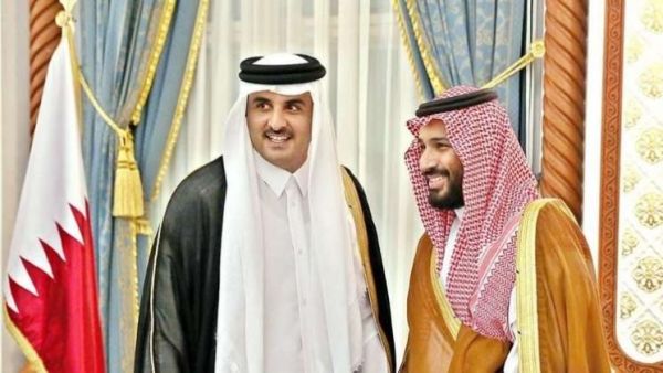الأمير تميم بن حمد آل ثاني (يسار) مع الأمير محمد بن سلمان ولي العهد السعودي 