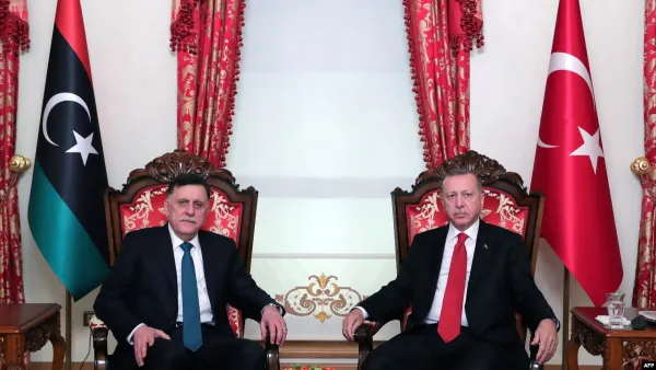 الرئيس التركي رجب طيب أردوغان (يمين) مع فائز السراج، رئيس المجلس الرئاسي لحكومة الوفاق الليبية