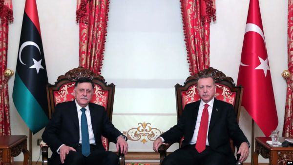 الرئيس التركي رجب طيب أردوغان (يمين) مع فائز السراج، رئيس المجلس الرئاسي لحكومة الوفاق الليبية