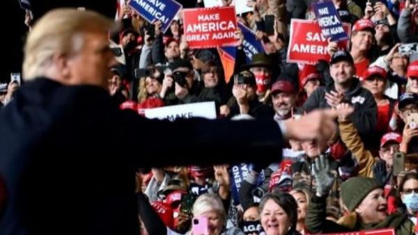 تحذيرات من تدهور الوضع الصحي في أميركا غداة لقاء انتخابي لترامب