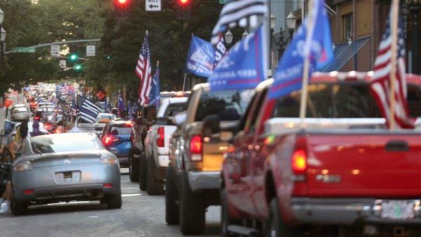 انصار ترامب في استعراض قوة في شوارع اوريغن