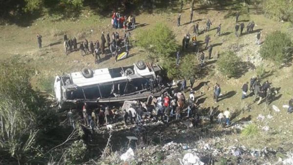 مقتل 22 تونسيا اثر سقوط حافلتهم في واد شمال البلاد