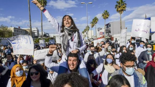 أطباء تونسيون يتظاهرون للمطالبة بإقالة وزير الصحة