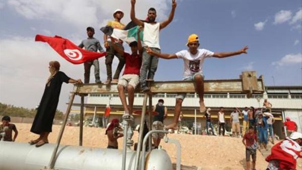 احتجاجات تتسبب بتوقف عمليات ضخ النفط في جنوب تونس