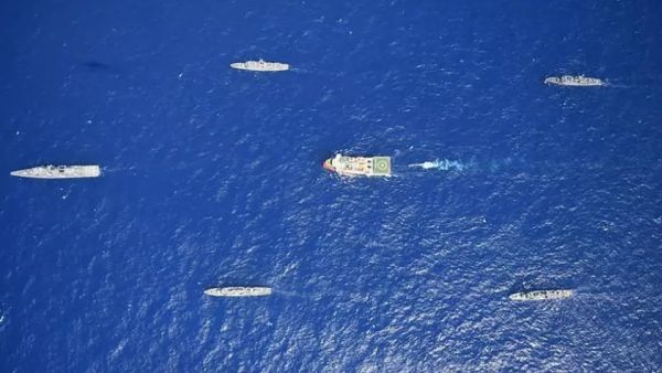 صورة وزعتها وزارة الدفاع التركية تظهر السفينة الاستكشافية عروج ريس (وسط) قبالة سواحل أنطاليا