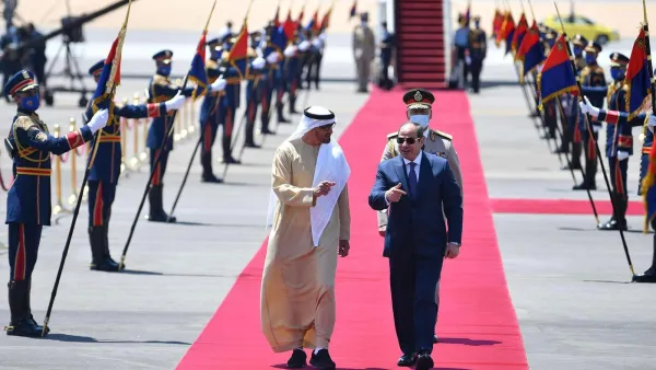 محمد بن زايد يصل مصر عشية استضافتها قمة عربية خماسية
