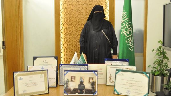تكريم امرأة سعودية قدمت 100 بلاغ بحق مخالفي إجراءات كورونا