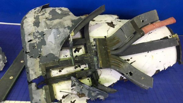 احد أجزاء من حطام طائرة التجسس الأمريكية