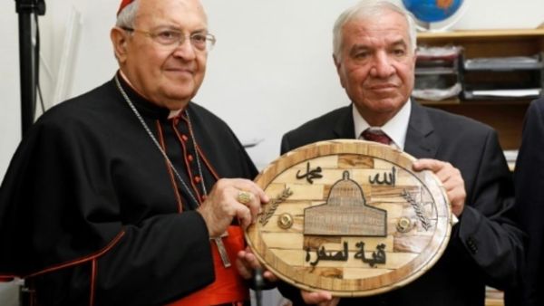 المبعوث البابوي الكاردينال ليوناردو ساندري (يسار) ومدير عام الأوقاف الإسلامية في القدس الشيخ عزام الخطيب (يمين) 
