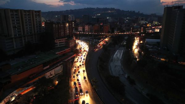 غرقت كراكاس وجزء كبير من فنزويلا في الظلام مجددا