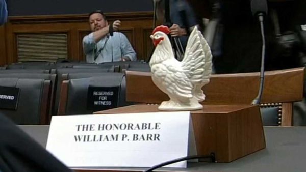  تمثال دجاجة وضع على مقعد خال لوزير العدل بيل بار في غرفة اللجنة القضائية في مجلس النواب 