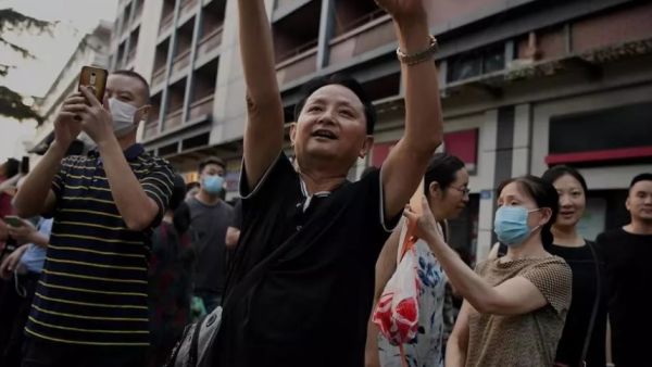 صينيون يحتفلون بإغلاق القنصلية الأميركية في شنغدو