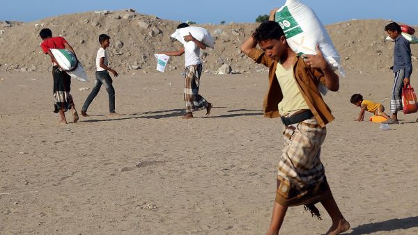 يتواصل تدفق الاسلحة ومكونات الحرب الى اليمن برغم ان نحو 80 بالمئة من سكانه يعيشون على المساعدات الانسانية